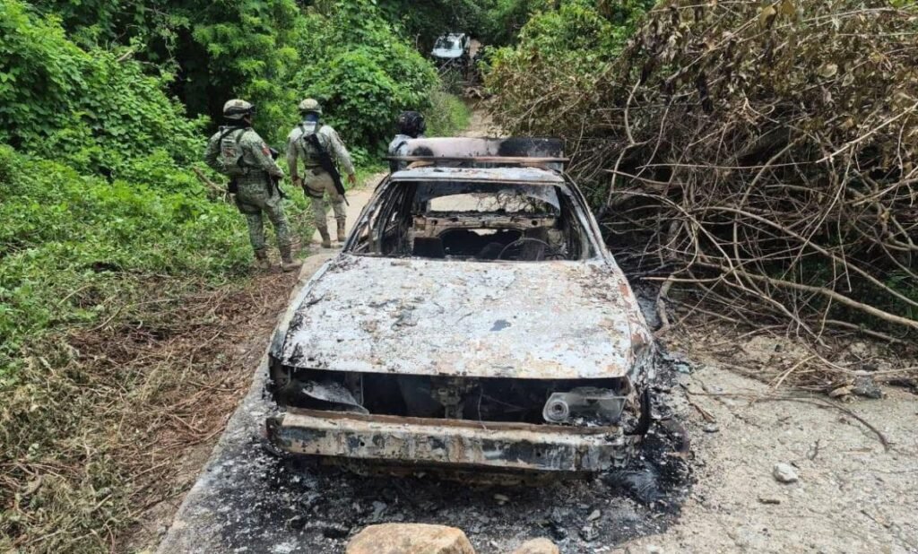 Hallan un Nissan Tsuru calcinado con cinco cuerpos, en Ayutla