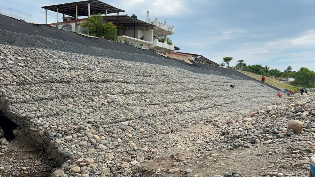 Obra en el río de Petatlán con 35 % de avance