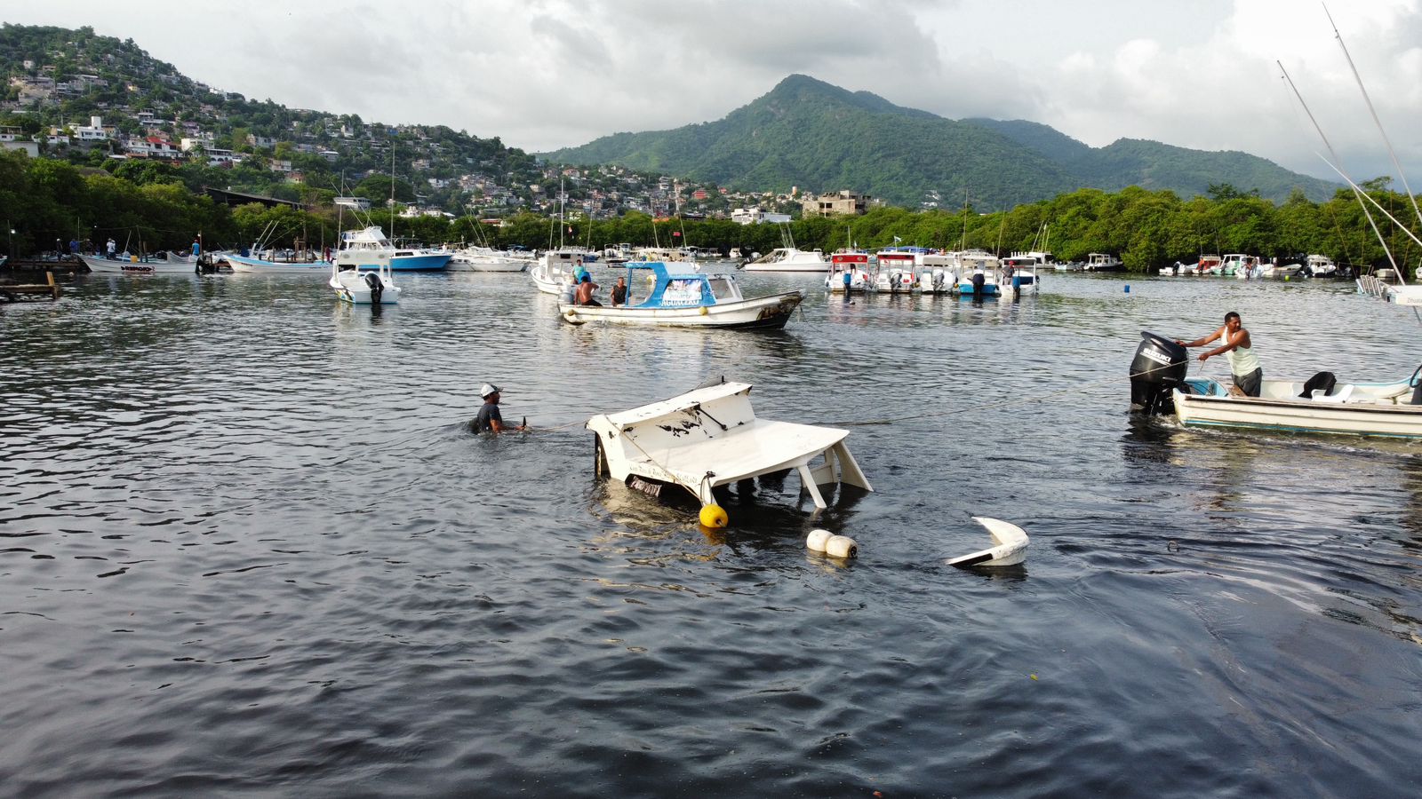Hasta 100 mil pesos costará reparar lanchas hundidas por corriente provocada por tsunami