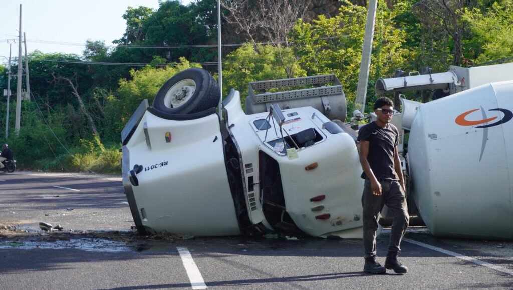 Vuelca camión revolvedor en la carretera Acapulco–Zihuatanejo; hay un lesionado