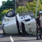 Vuelca camión revolvedor en la carretera Acapulco–Zihuatanejo; hay un lesionado