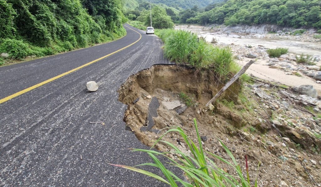Carretera Técpan–El Balcón continúa en mal estado un año después del huracán John
