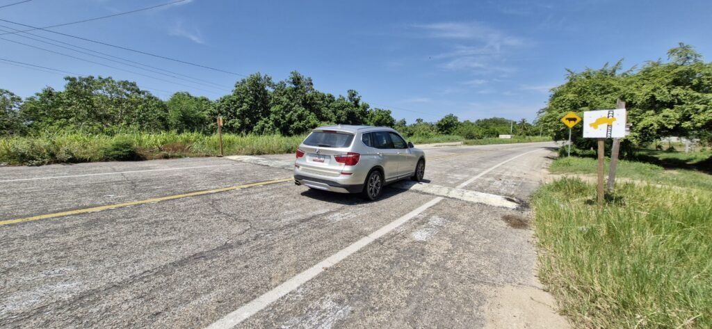 Colonos de la colonia Progreso instalan topes sobre carretera federal Acapulco-Zihuatanejo para prevenir accidentes