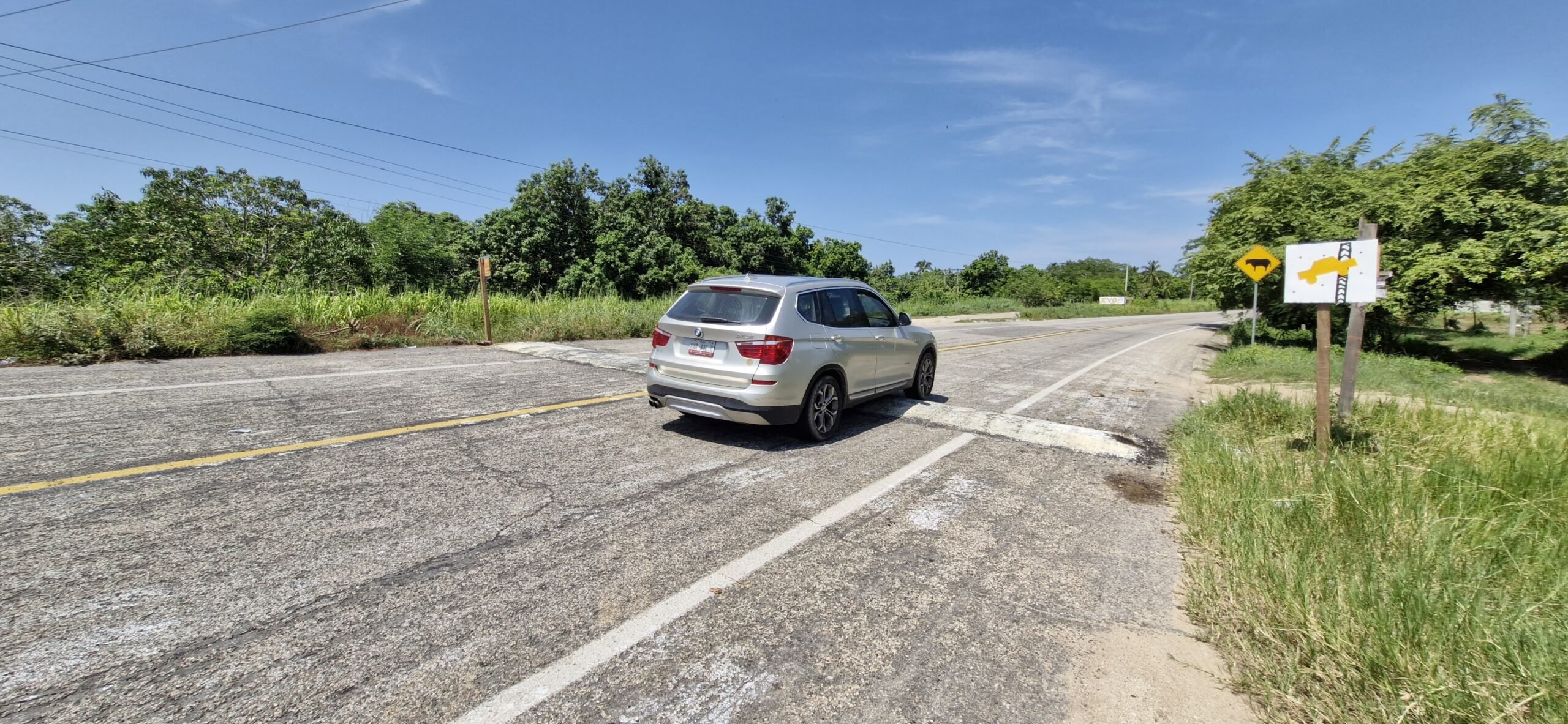 Colonos de la colonia Progreso instalan topes sobre carretera federal Acapulco-Zihuatanejo para prevenir accidentes