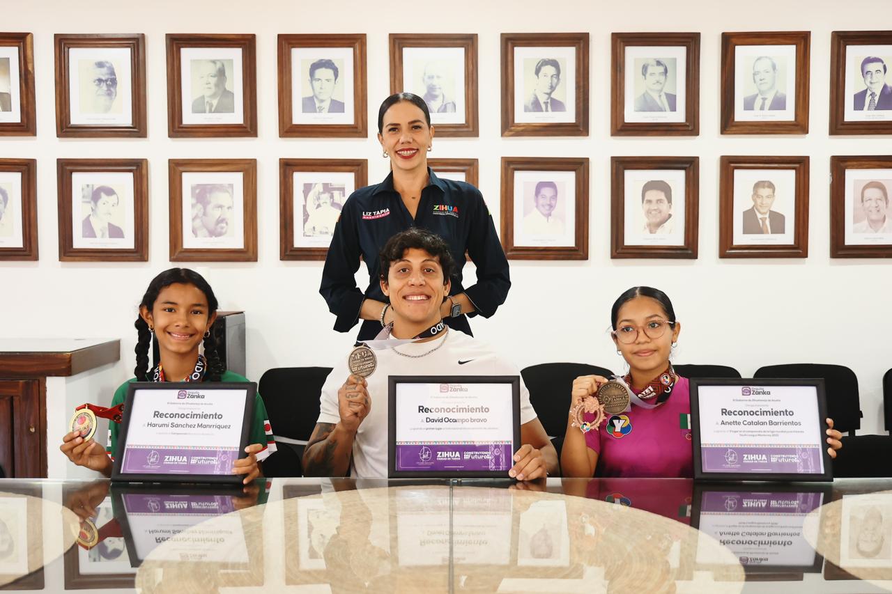 Lizette Tapia Castro reconoce a deportistas locales.