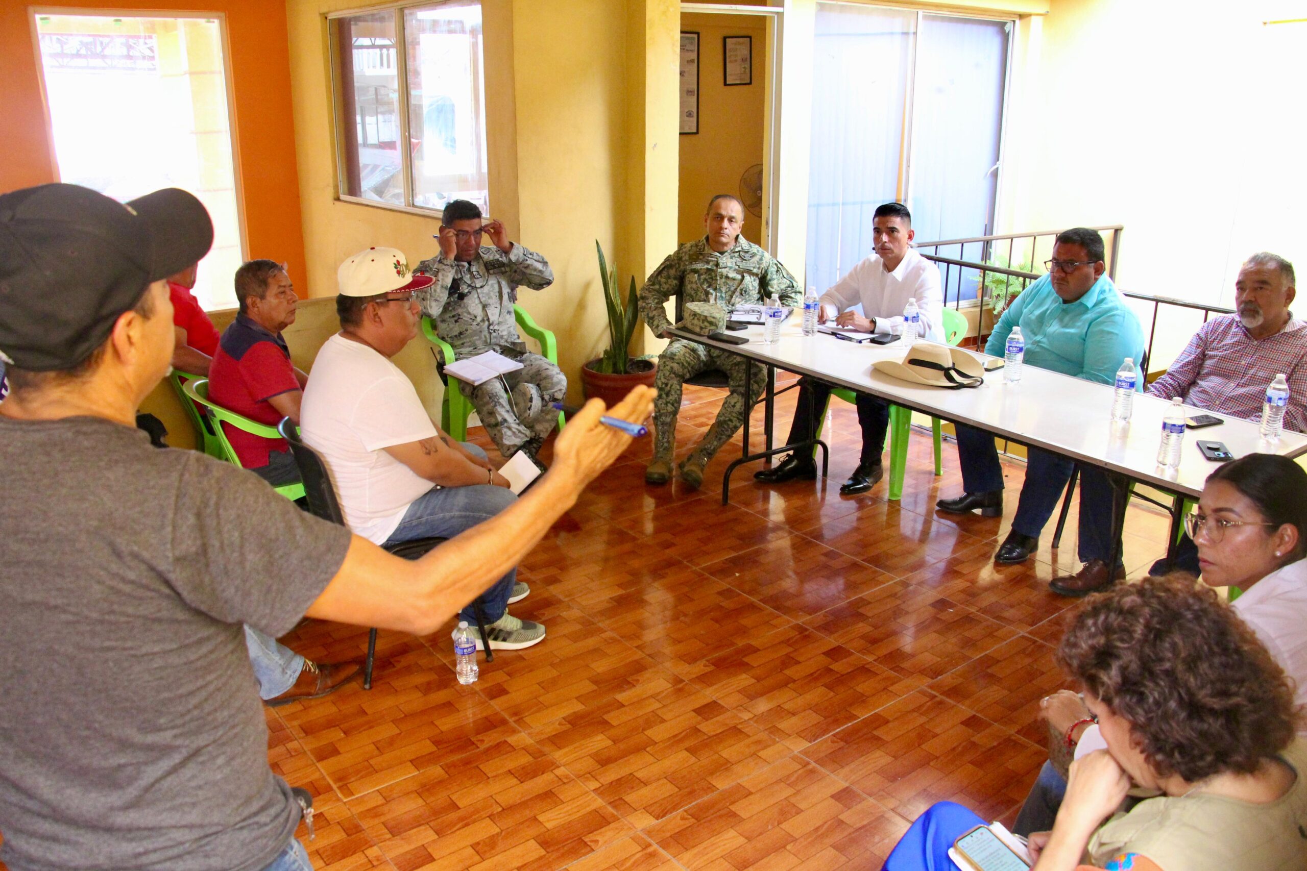 Refrenda gobierno del estado compromiso con comisarios del Valle de El Ocotito