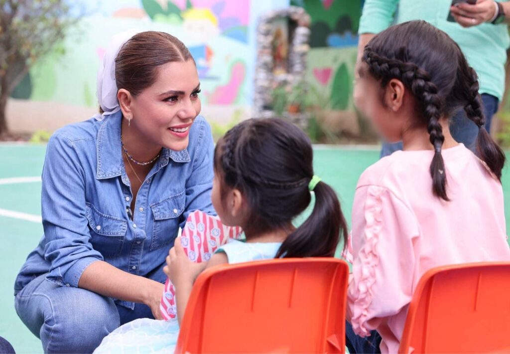Evelyn y Liz Salgado comparten alegría con niñas y niños de la Casa Hogar del DIF Guerrero
