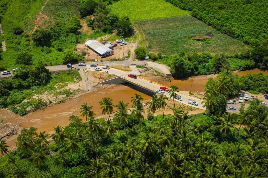 Inaugura Evelyn Salgado el puente vehicular El Zapote I, en Ayutla