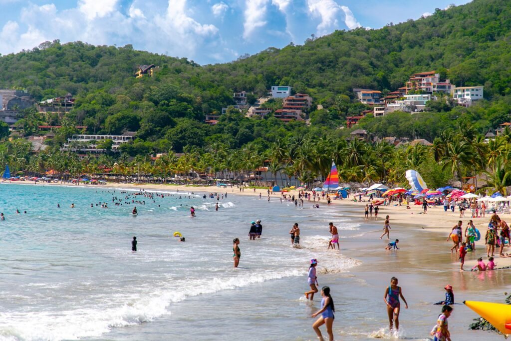 ¡Miles de turistas disfrutan del verano, fiesta y diversión en el Hogar del Sol!