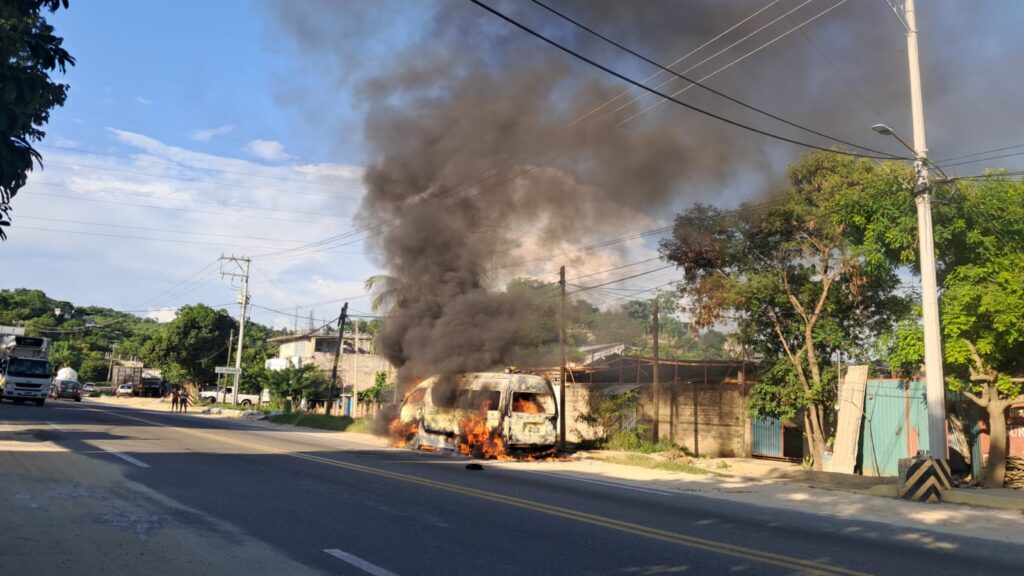 En Acapulco… Una persona herida al incendiarse una Urvan del transporte público
