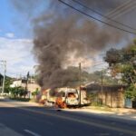 En Acapulco… Una persona herida al incendiarse una Urvan del transporte público
