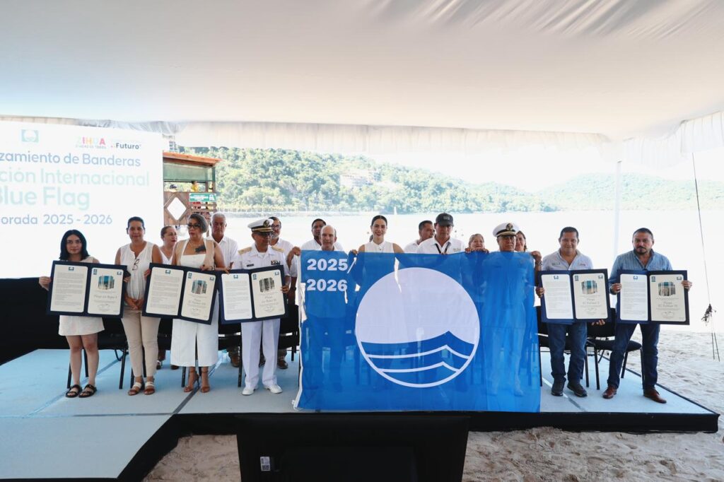 Recibe presidenta Lizette Tapia Castro distintivo Blue Flag para 6 playas de Ixtapa-Zihuatanejo