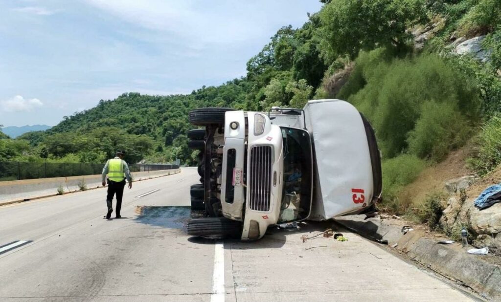 Volcadura de tractocamión en la Autopista del Sol genera afectaciones viales