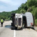 Volcadura de tractocamión en la Autopista del Sol genera afectaciones viales
