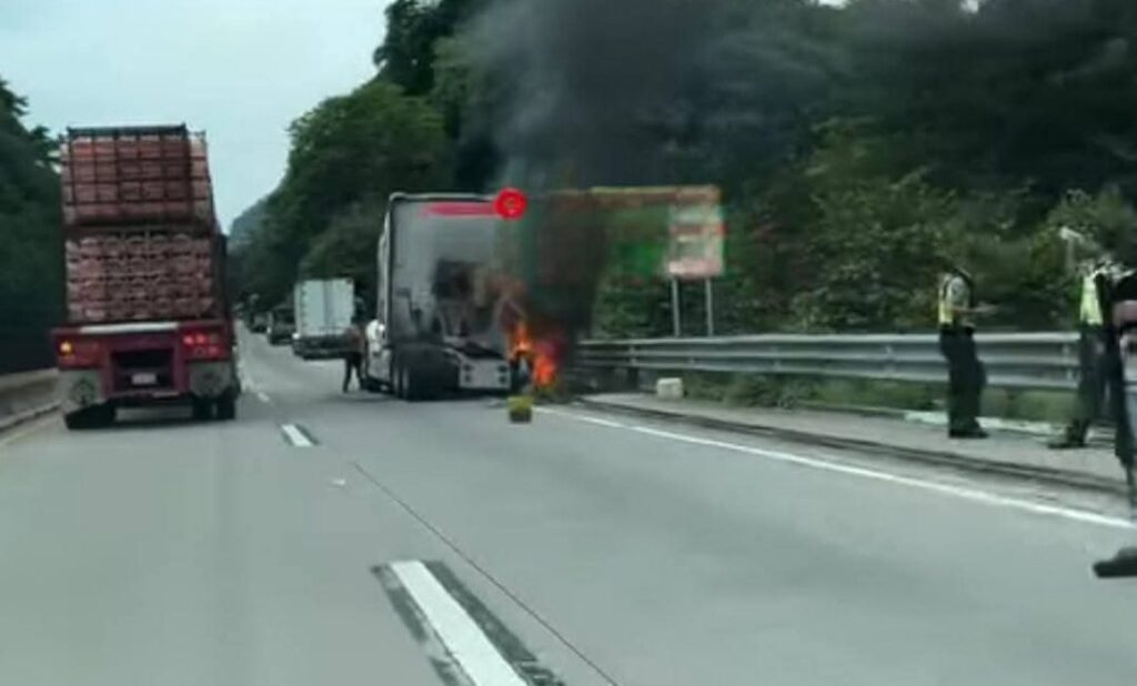 Fuego consume tráiler en la Autopista del Sol rumbo a Acapulco