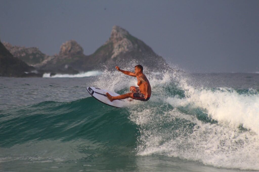 Surfistas honran la memoria de Alejandro Pérez Yáñez “Karma” en Ixtapa
