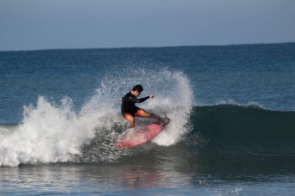 Surfistas disfrutan del alto oleaje en Zihuatanejo e Ixtapa