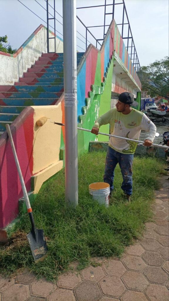 Gobierno de Zihuatanejo trabaja en la recuperación de la imagen del puente peatonal que cruza a colonia La Noria.