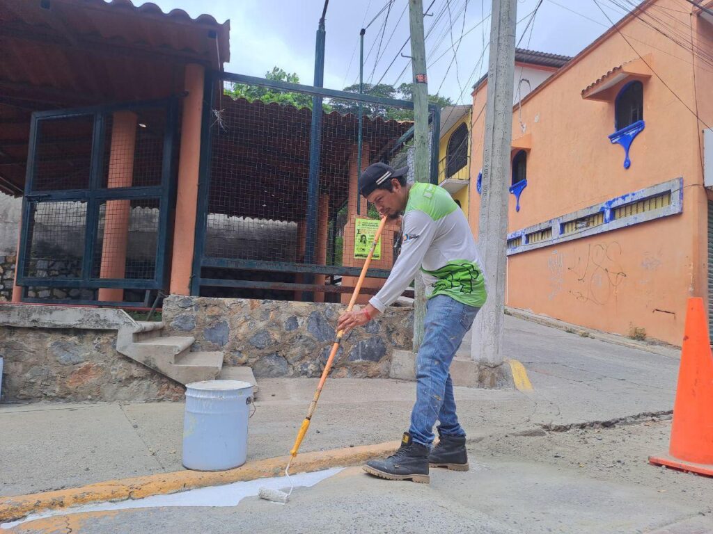Gobierno de Lizette Tapia impulsa la  rehabilitación vial  en Paraíso Limón