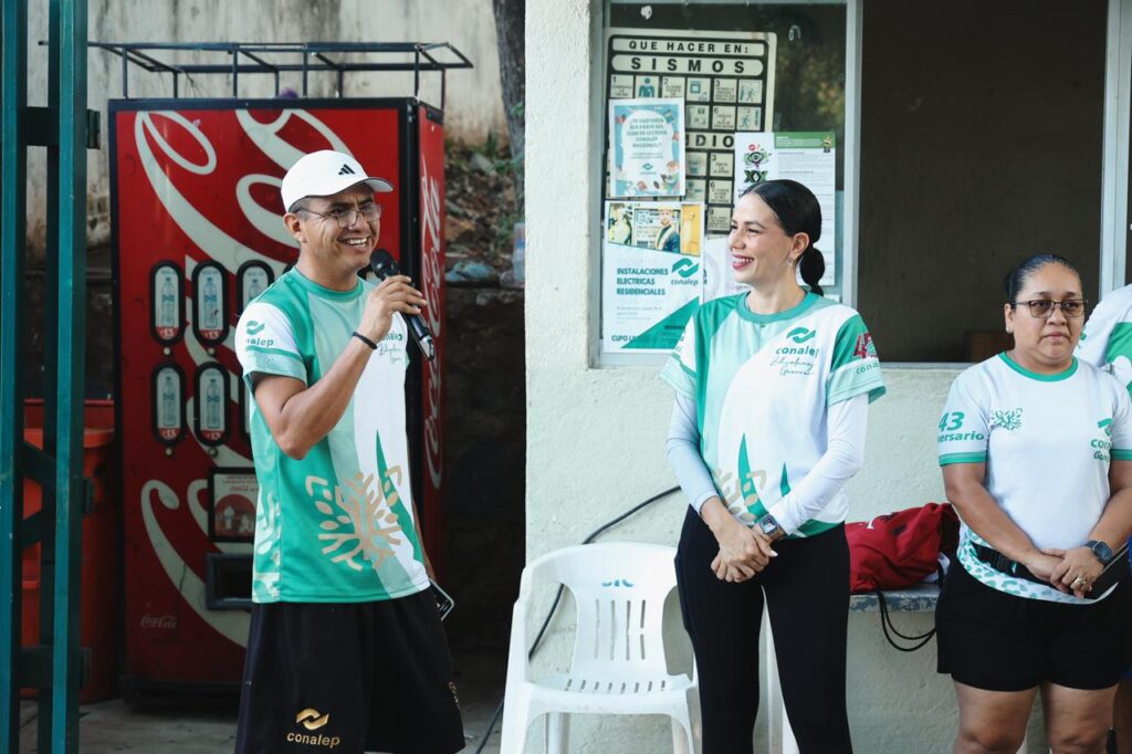 La presidenta municipal Lizette Tapia Castro asistió a la rodada y caminata con motivo del 45.º aniversario del Conalep 027 en Zihuatanejo.