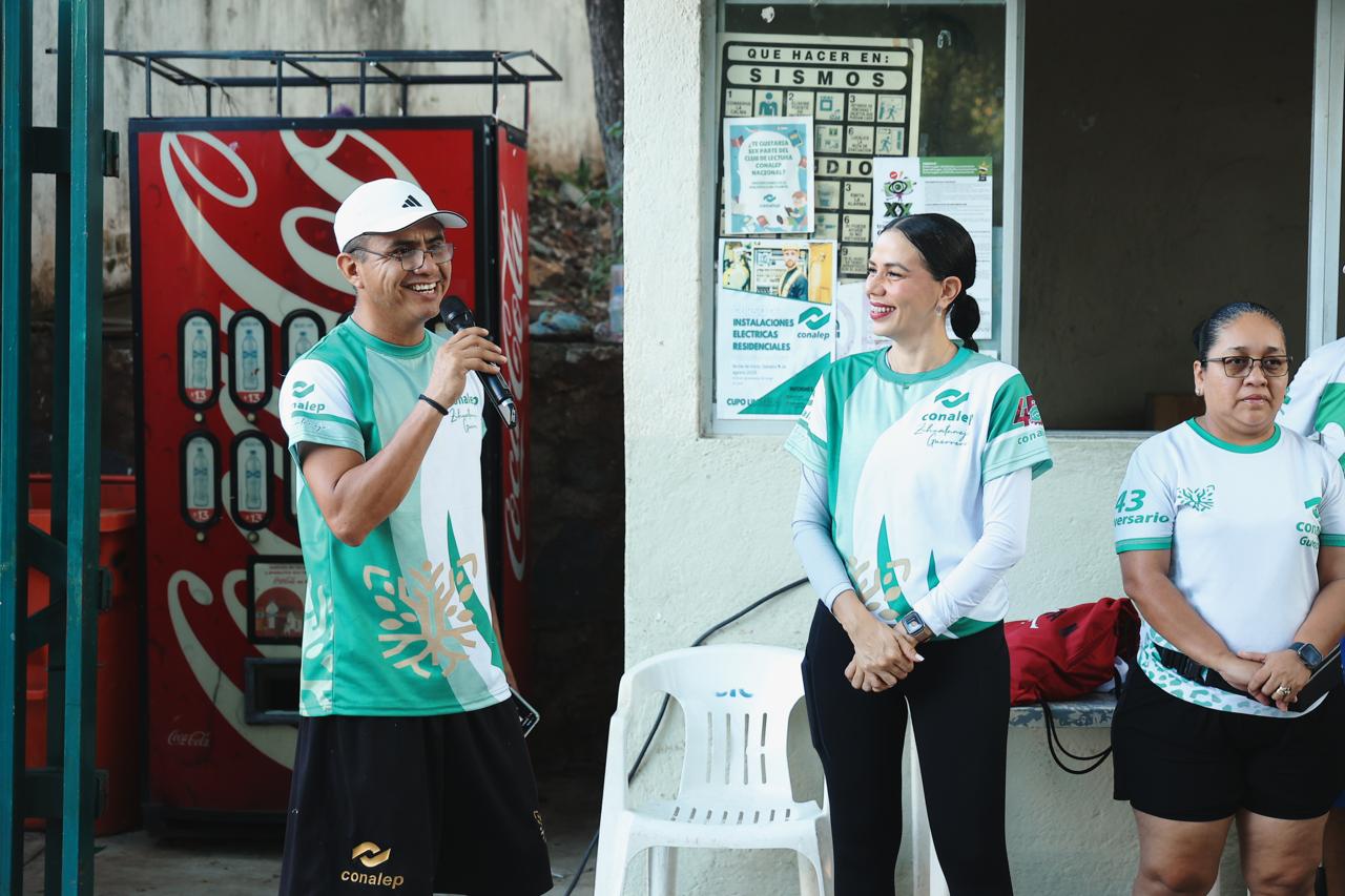 La presidenta municipal Lizette Tapia Castro asistió a la rodada y caminata con motivo del 45.º aniversario del Conalep 027 en Zihuatanejo.