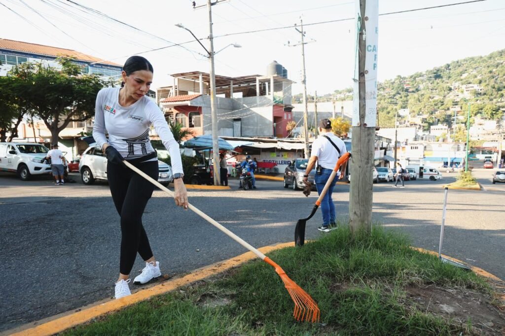 Lizette Tapia Castro encabeza jornada de limpieza en el Infonavit El Hujal y el Fovissste