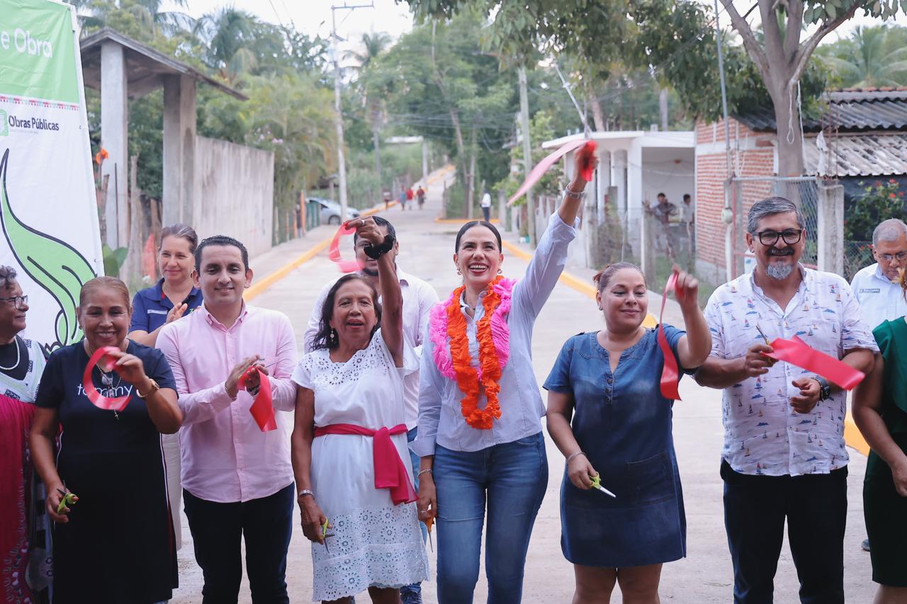 Entrega Lizette Tapia Castro calle pavimentada en la comunidad de Los Almendros