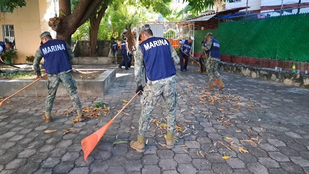 Marina participa en “Brigada de Limpieza” en Zihuatanejo de Azueta, Guerrero