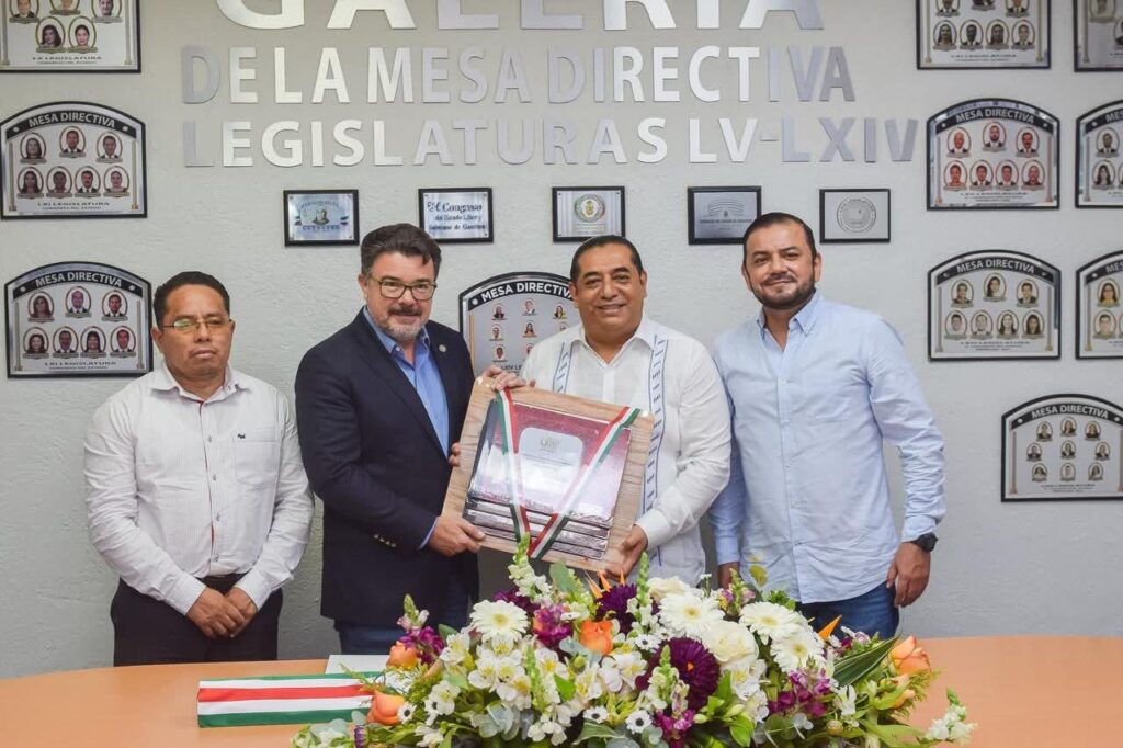 Recibe Alejandro Carabinas libros del estado que guarda la Mesa Directiva para el Segundo Año de la LXIV Legislatura