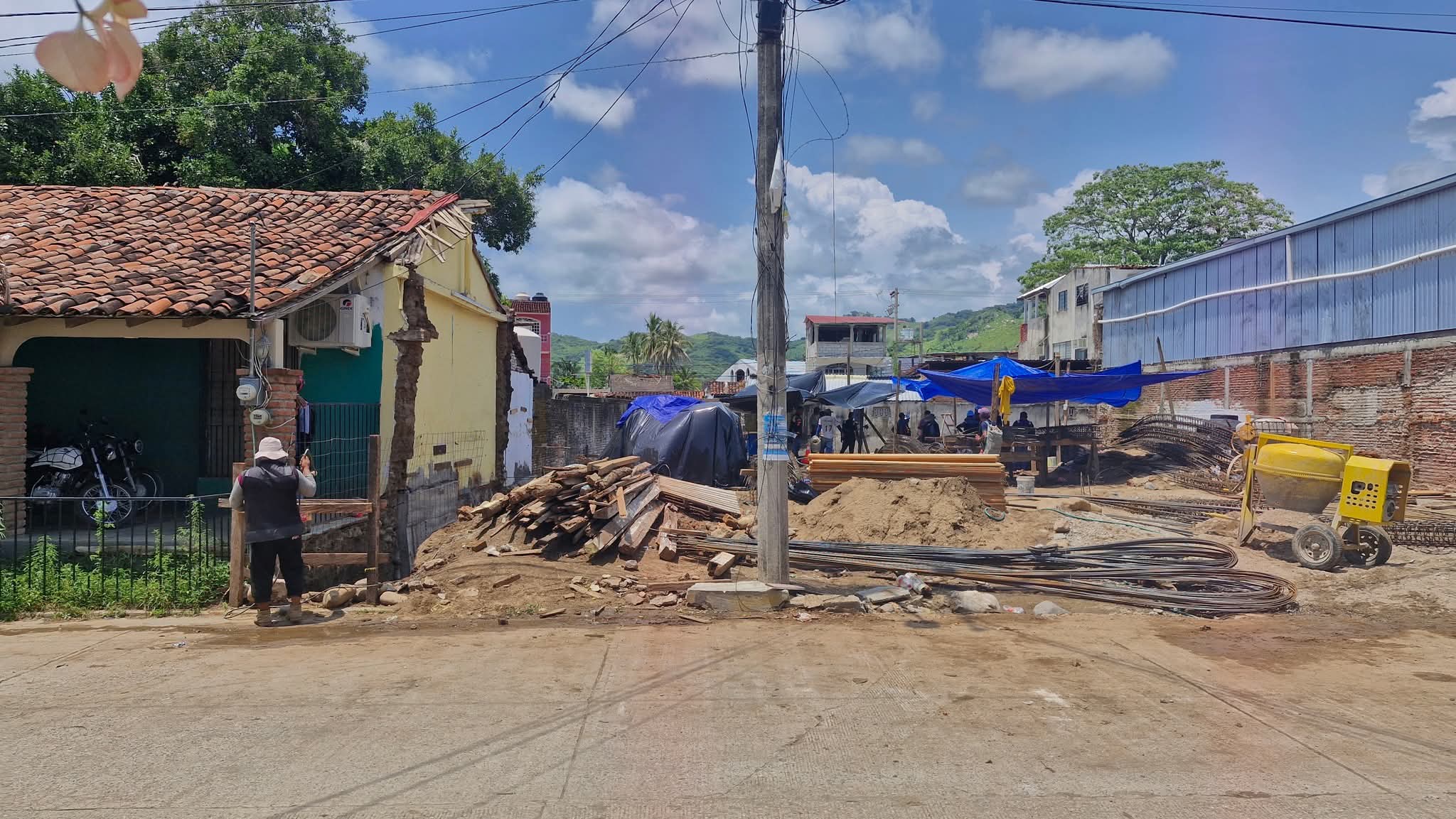 Técpan: Suspenden construcción de tienda 3B por daños a vivienda colindante
