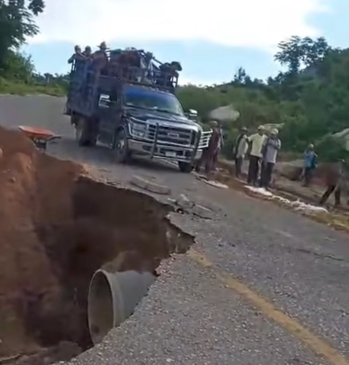 Socavón pone en riesgo la carretera hacia Yerbasantita y Compuertas
