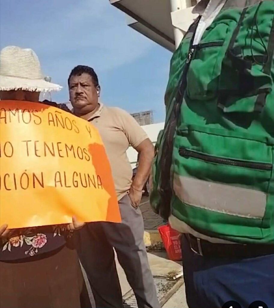 Habitantes de Ejido Viejo exigen a la CFE retirar postes de energía en zona de riesgo