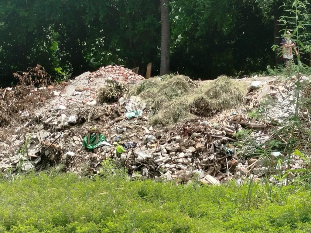 Basurero clandestino contamina el río de Tecpan