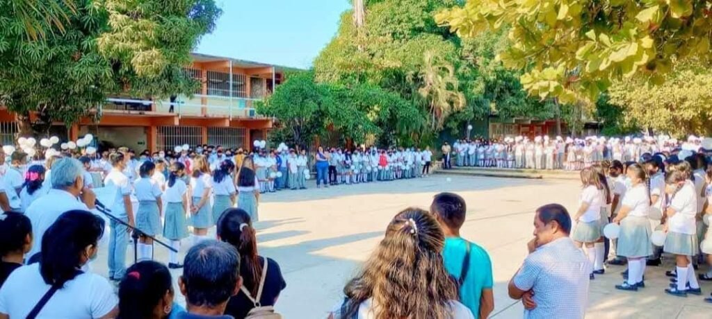 Padres de familia exigen freno a cambios constantes de uniformes en secundaria de Atoyac