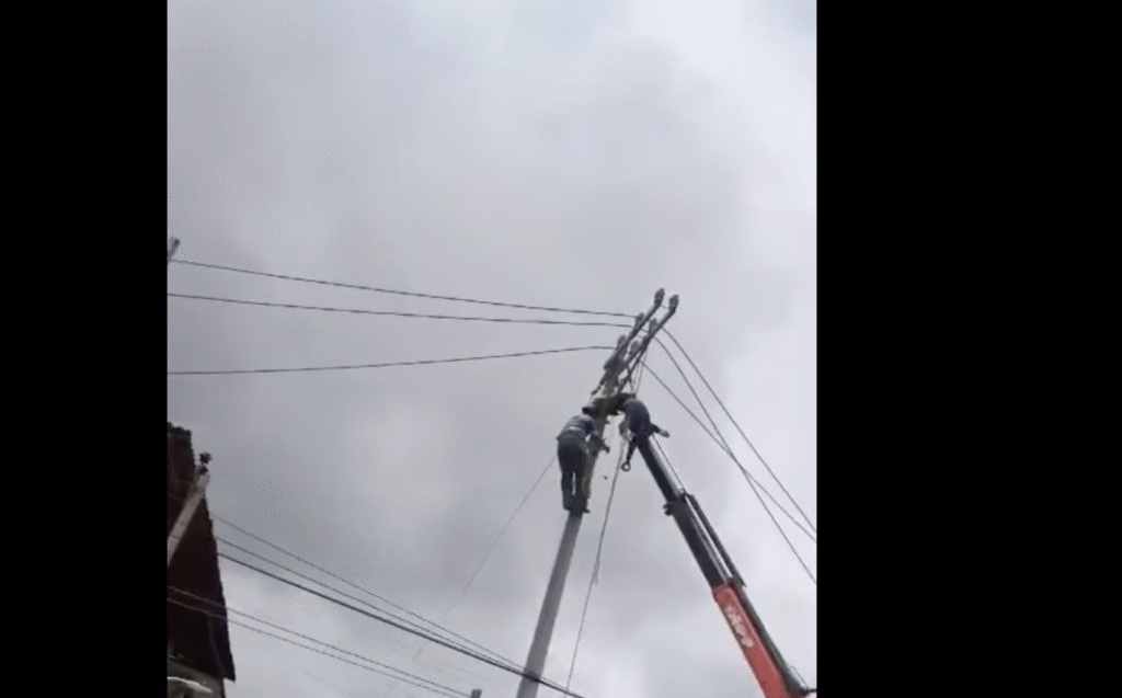 Trabajador de la CFE resulta lesionado por descarga eléctrica en Llano Largo
