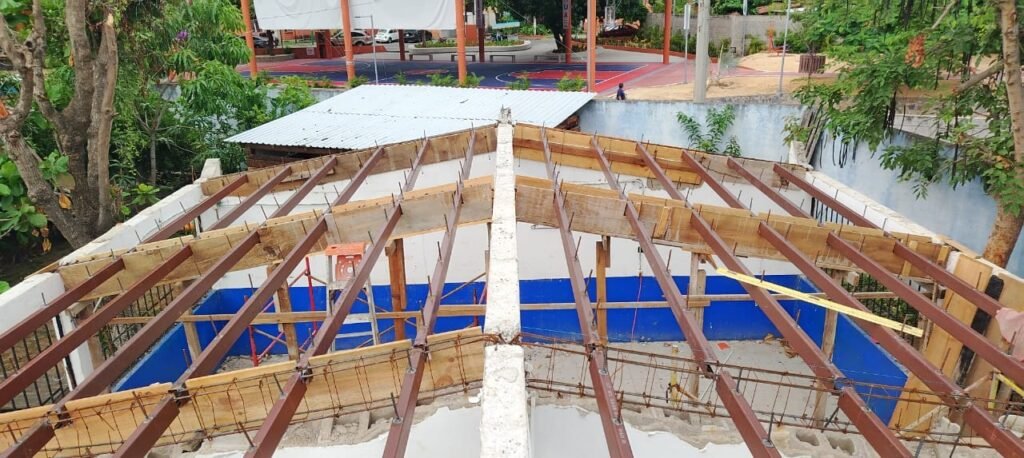 Después de 30 años, escuela primaria de Zihuatanejo sustituye techos de asbesto gracias al programa “La Escuela es Nuestra”