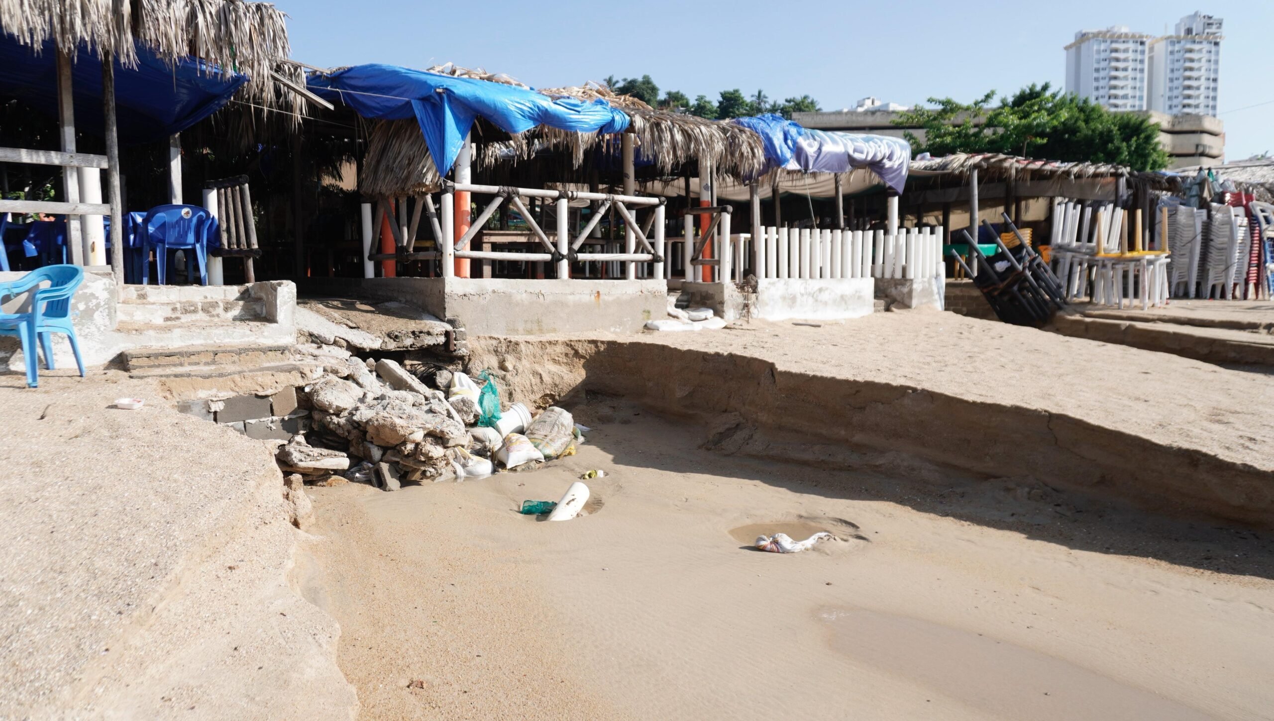 En Acapulco… Lluvias hunden dos lanchas y socavan la playa Caletilla