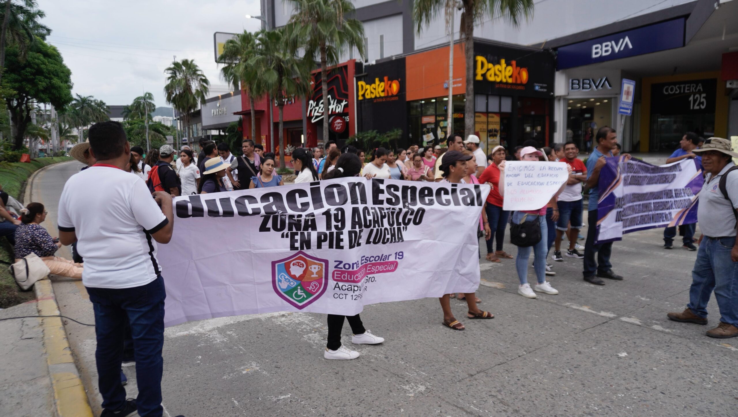 En Acapulco… Cierran la Costera maestros del Centro de Atención Múltiple