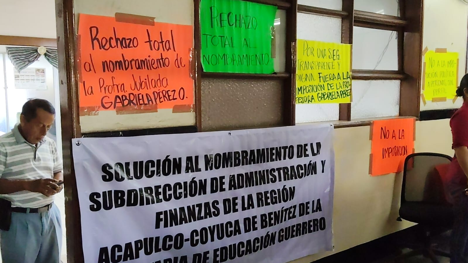 Toman la Delegación de los Servicios Educativos Acapulco-Coyuca; exigen destitución de funcionaria