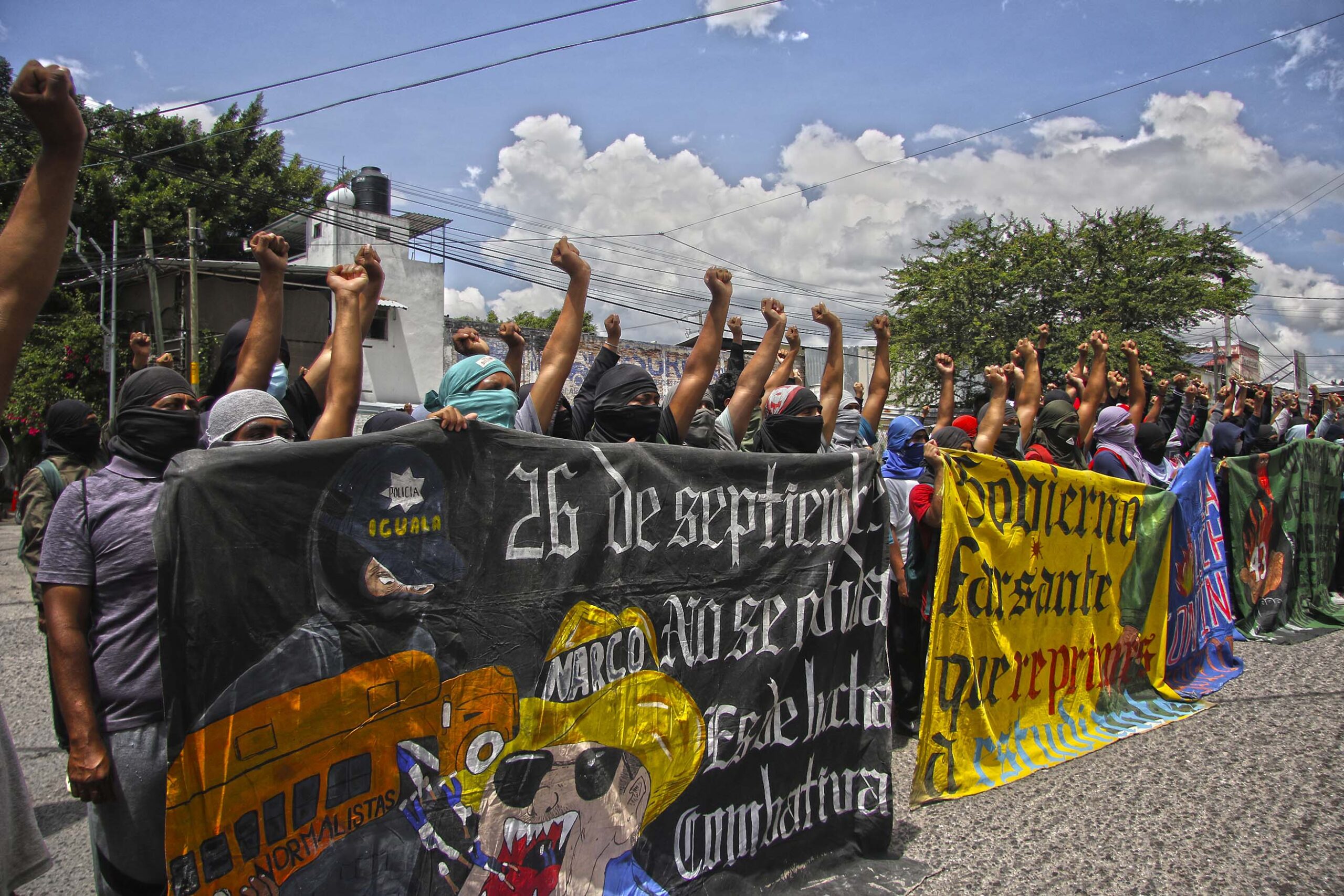 Frente al Congreso de Guerrero… Normalistas protestan a casi 11 años de la desaparición de los 43 de Ayotzinapa