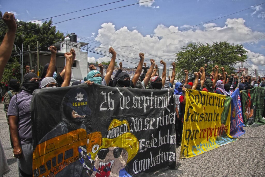 Frente al Congreso de Guerrero… Normalistas protestan a casi 11 años de la desaparición de los 43 de Ayotzinapa