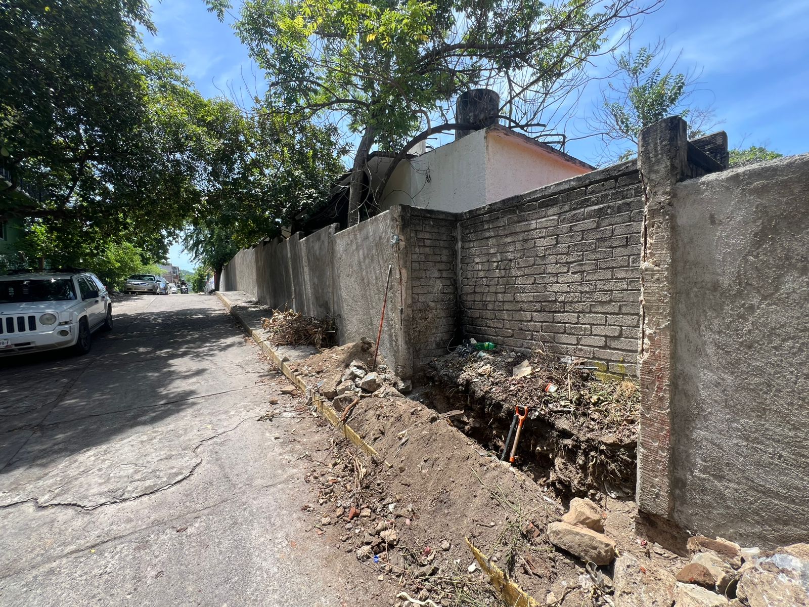 Alumnos toman clases en línea por obras en sus escuelas