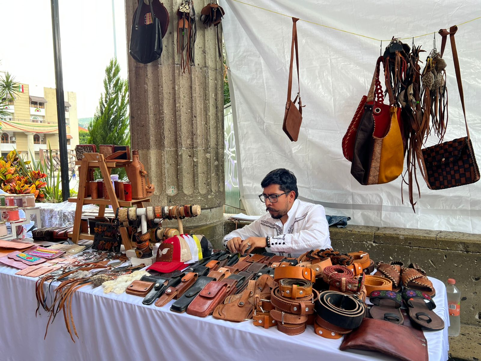 Colores y tradición: Artesanos de 11 municipios ofrecen sus creaciones en el Palacio de Cultura de Chilpancingo”