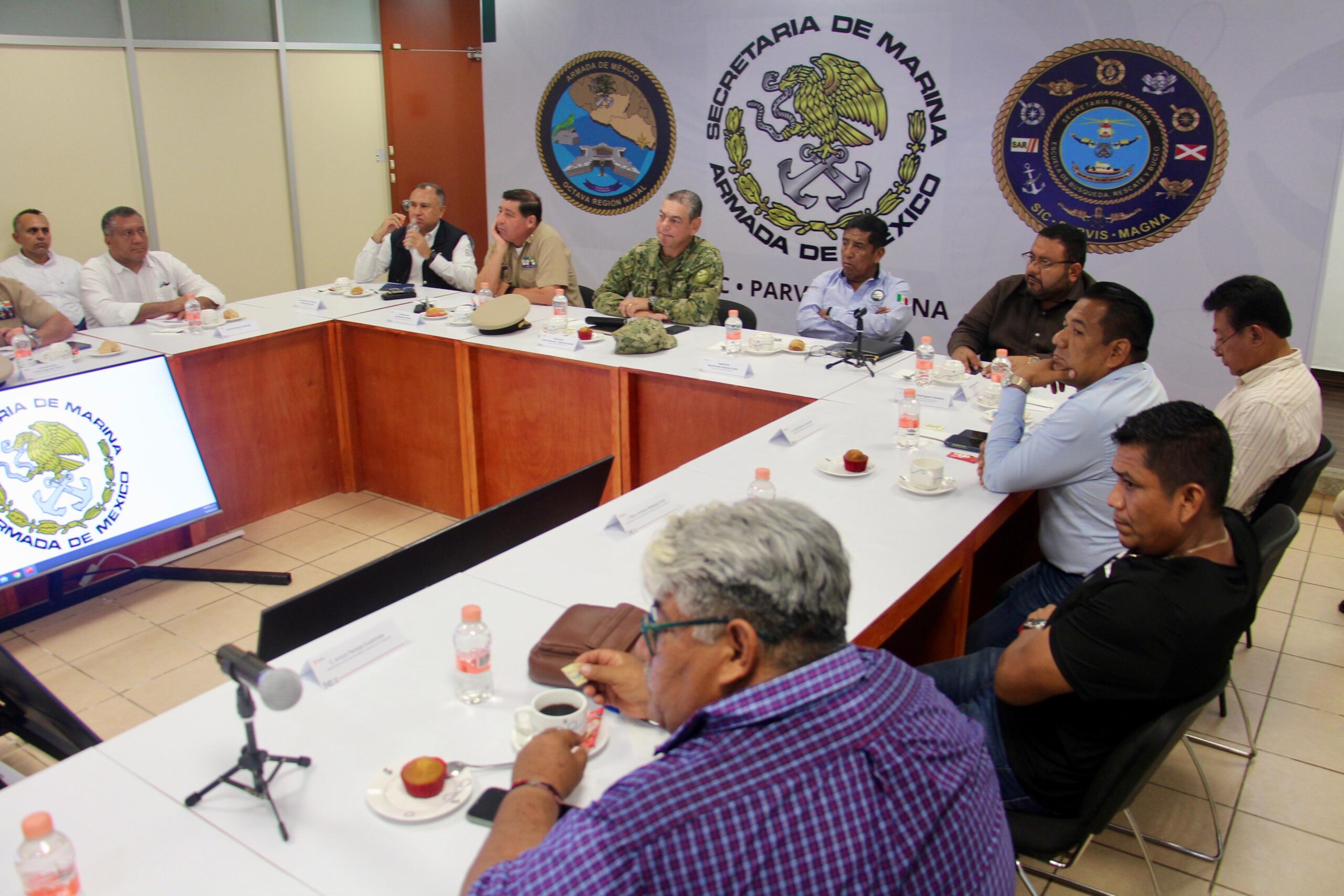 Gobierno de Guerrero y SEMAR acuerdan ruta de trabajo con prestadores de servicios de playa en Acapulco