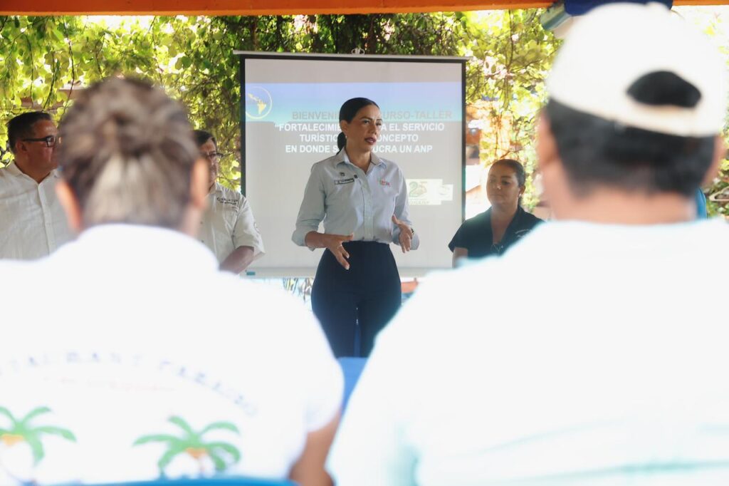 Lizette Tapia Castro encabeza curso de capacitación turística