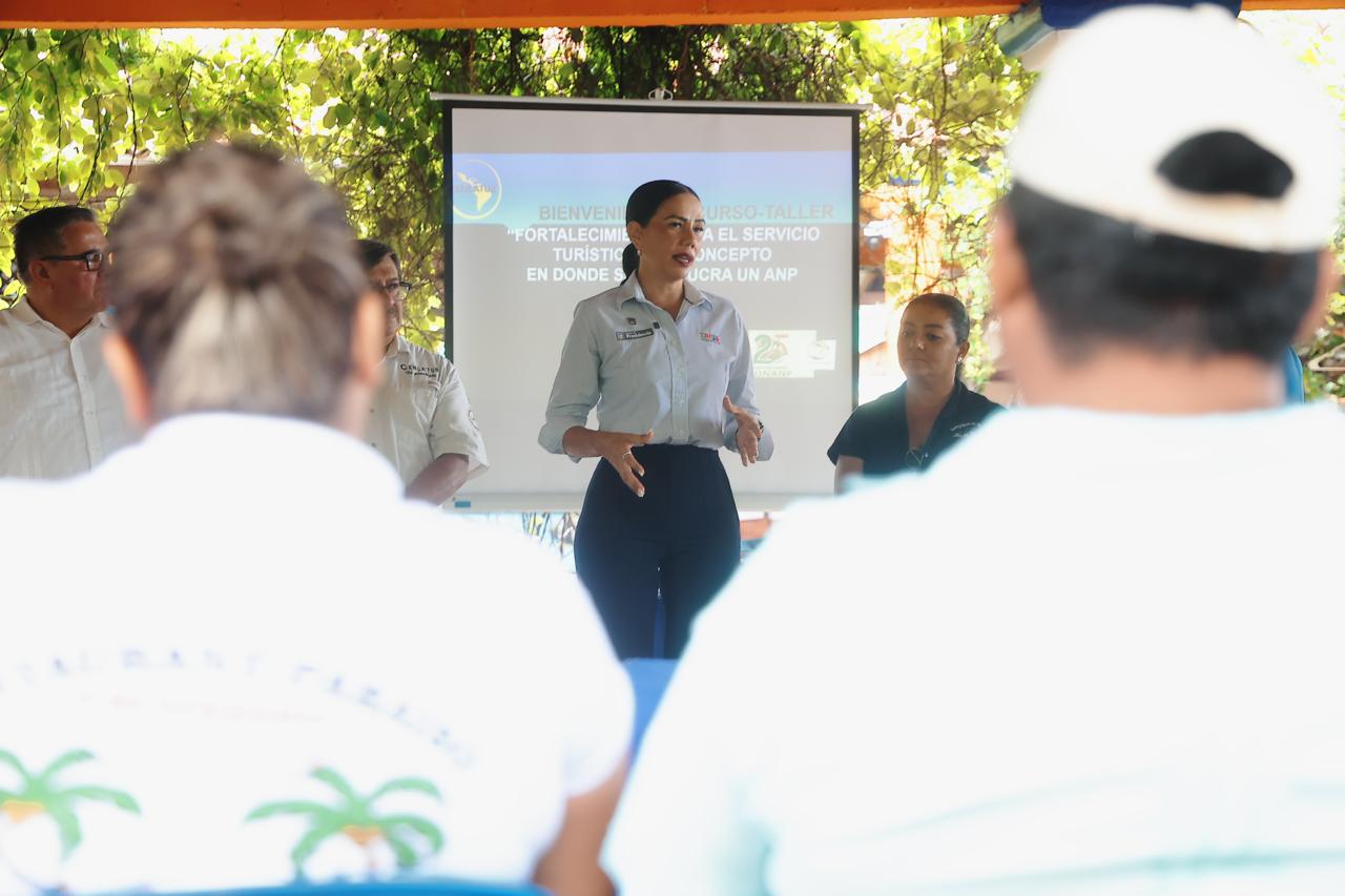 Lizette Tapia Castro encabeza curso de capacitación turística