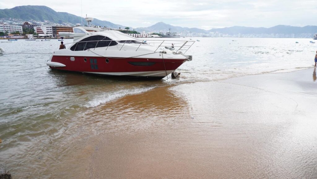 Encalla yate en playa Tlacopanocha tras paso de “Narda” en Acapulco