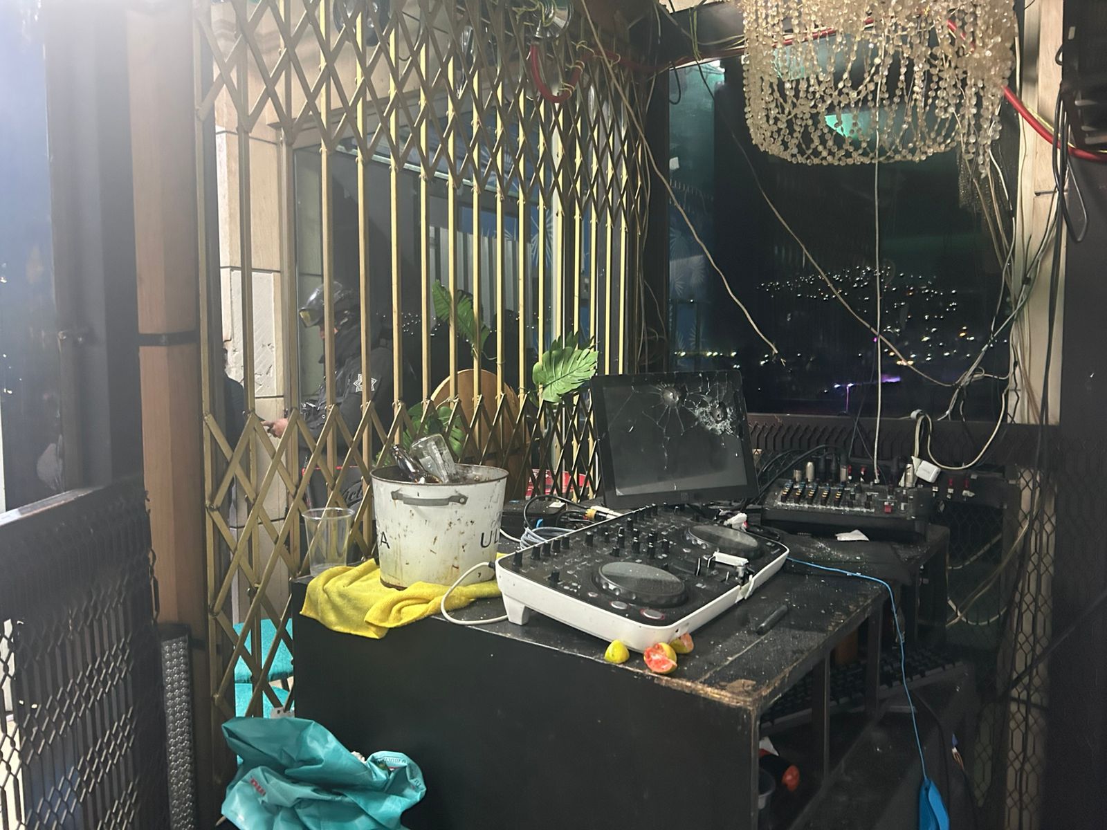 En el andador Zapata de Chilpancingo…Armados irrumpen en edificio y atacan a balazos el bar “Tropical Drinks”