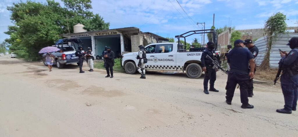 Tiran cabeza cercenada de un hombre, en Acapulco