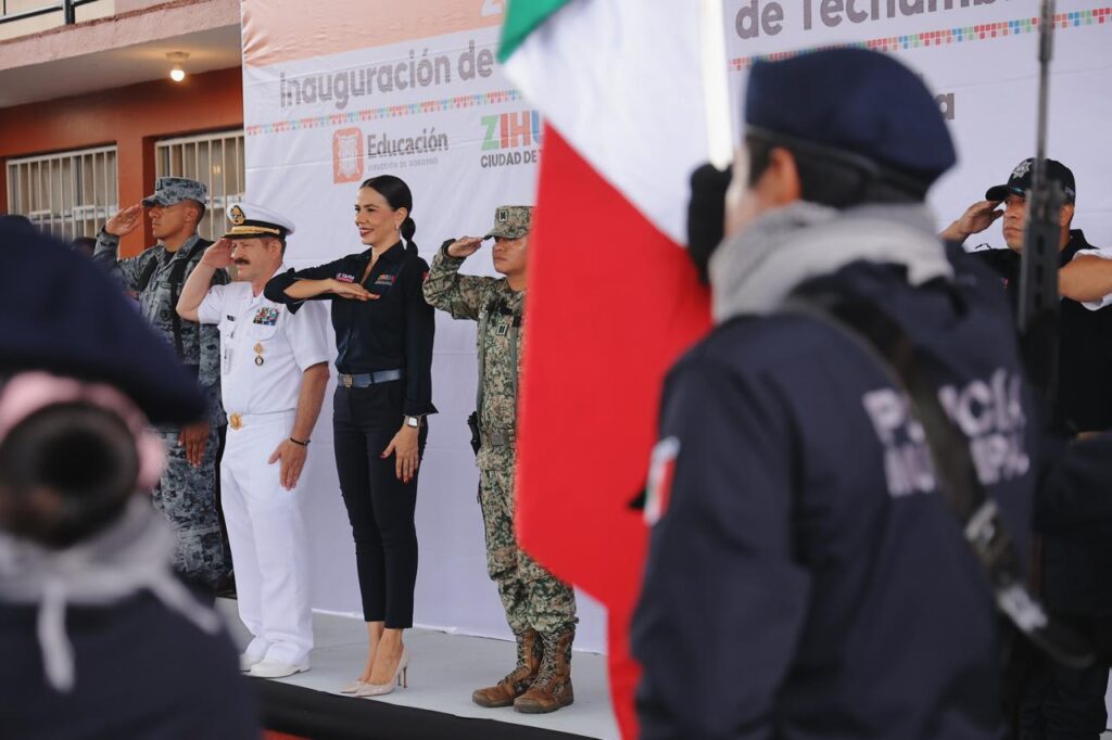 Presidenta Lizette Tapia Castro pone en marcha ciclo escolar 2025-2026 en primaria de La Puerta